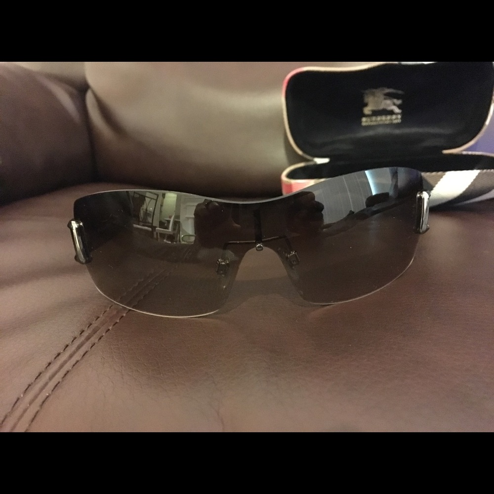 Burberry Women’s sunglass
